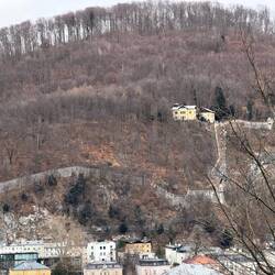 Eine alte Stadtmauer auf der anderen Seite...
