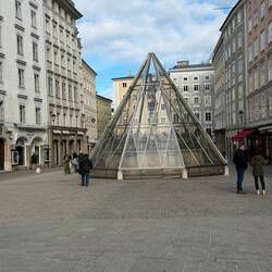 Kunstwerke werden mit Glaskuppeln vor Umwelteinflüssen geschützt...