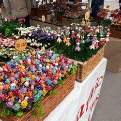 Hier gibt es Blumen aus Keramik...!