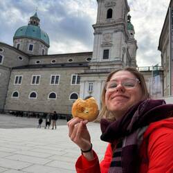 Voll leckere, warme, lockere Hefestücke mit Schoko oder Rosinen