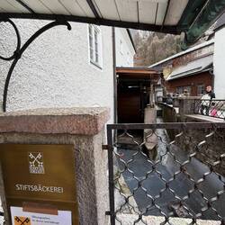 Stiftsbäckerei: Korn wird mit Wasserkraft zerrieben