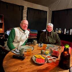 Beim frühstücken - da kamen sogar unsere warmen Sachen zum Einsatz (1600 hoch)