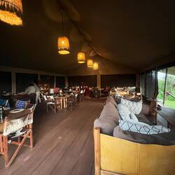 Das Verpflegungszelt von innen