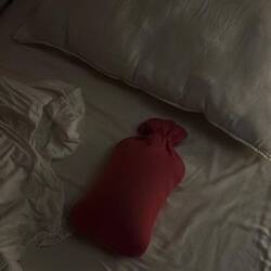 Bett Vorgewärmt mit einem sogenannten Buschbaby