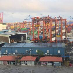 Diesmal ein anderer Liegeplatz, im riesigen Industriehafen