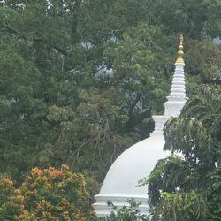 Am Wegesrand immer wieder Tempel
