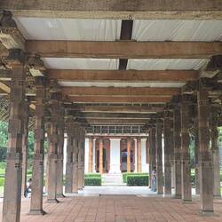 Versammlungshalle aus endemischem Holz Sri Lankas