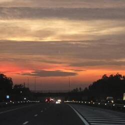 Es wird spät, aber wir werden rechtzeitig zur Abfahrt zurück sein.