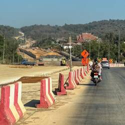 An vielen Stellen wird gebaut und verbreitert und ausgebessert - es geht was im Land