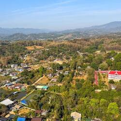 ... schön eingebettet in die hügelige Landschaft