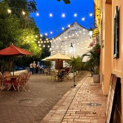 Unser Hotel rechts (gelb) am Flussufer