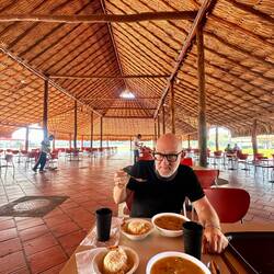 Mittagspause unter einem riesigen Palmendach