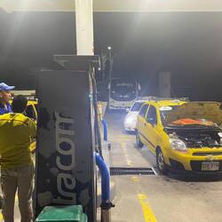 Alle aussteigen beim Gas tanken