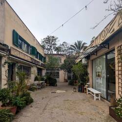 Kleiner Hinterhof mit Werkstätten