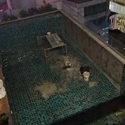 Blick vom LEEREN Pool zum Bitexco Tower.