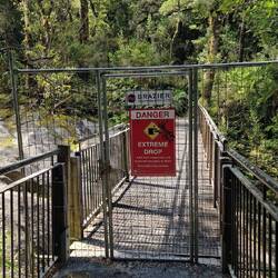 Erste Brücke gesperrt...