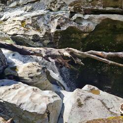 Der einzige Blick auf den Wasserfall in die Schlucht.