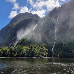 Mittig - Die gewältigen Wassermassen des Bowen Fall lassen sich erahnen...