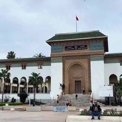 It clear why locals call it "Pigeon Square"