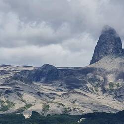 Grauweißes Aschegestein