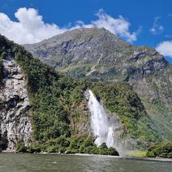 Bower Falls und im Hintergrund der Schiffsanleger
