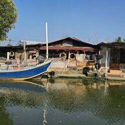 ... tauchen immer wieder Stelzenhäuser auf.