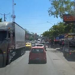 Auf dem Weg dorthin durch eine typische Haupteinkaufsstraße ... der ganze Verkehr mitten durch ...