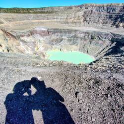 Am Kraterrand der Blick auf den Kratersee
