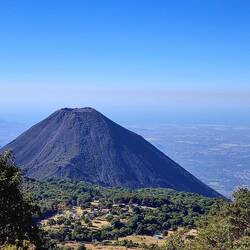 Schöner Nachbar, der Volcán de Izalco - nicht mehr aktiv - unten der Campingplatz 🏕️