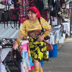 Farbenfrohe Kleidung einer indigenen Frau