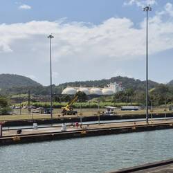 Durch eine dritte Schleuse fährt ein LNG - Tanker