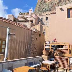 ..kaum Touristen,aber mind. 8 neugierige Miezen☺️🐈🐈‍⬛gutes Training für Alf-Lesley👌🏻😆