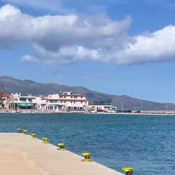 ..wir fahren über den Damm vom Festland (zum steinern verankerten Schiff) Monemvasia🇬🇷