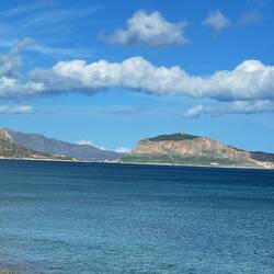 ..ganz vorne im Felsen erkennt man das alte Städtchen ☺️