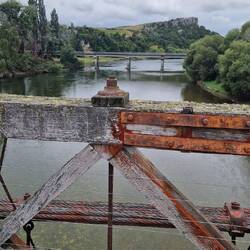 Im Hintergrund die neue Brücke...