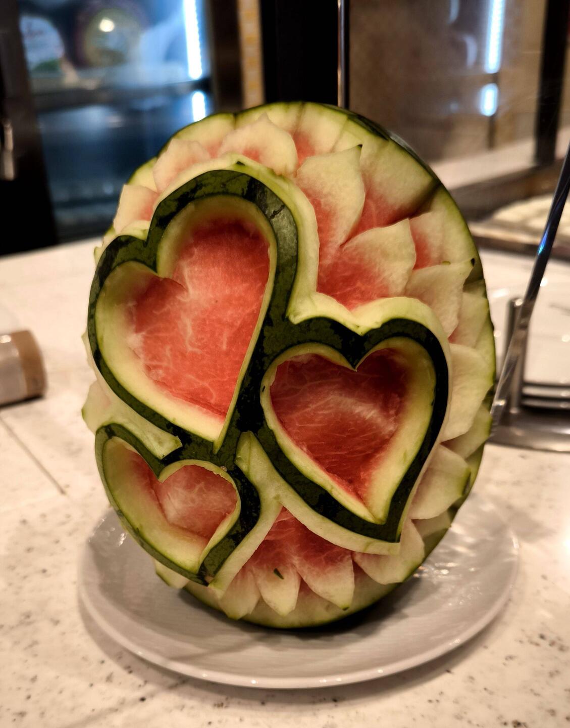 Immer wieder schön, die Melonenschnitzerei.