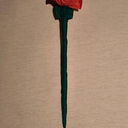 Von den Kellnern bekommt Dorit diese Rose, die kein Wasser braucht.