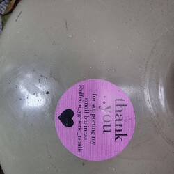 Neue Gasflasche sogar mit Aufkleber.