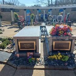 Rechts seine Tochter und links einer seiner Enkel.