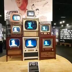 Eine Kackophonie von Elvis Stücken teilweise wild durcheinander und gleichzeitig gespielt.