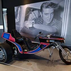 Eins von vielen Mopets, damit hat er einen Knollen gemacht. Fahren ohne Helm, dachte wäre ein Auto.