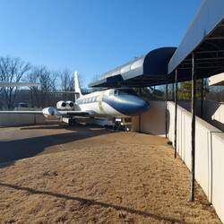 Der Kleine mit dem der Colonel (sein Manager) vorgeflogen ist.