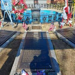 Er in der Mitte, rechts sein Vater und links die Großmutter.