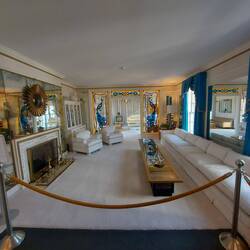 Der Empfangsraum mit dem 6 Meter langem Sofa.