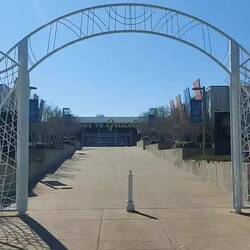 Tor zu den Ausstellungen, die Ranch über die Straße, die Belegung des Parkplatz ist überschaubar.