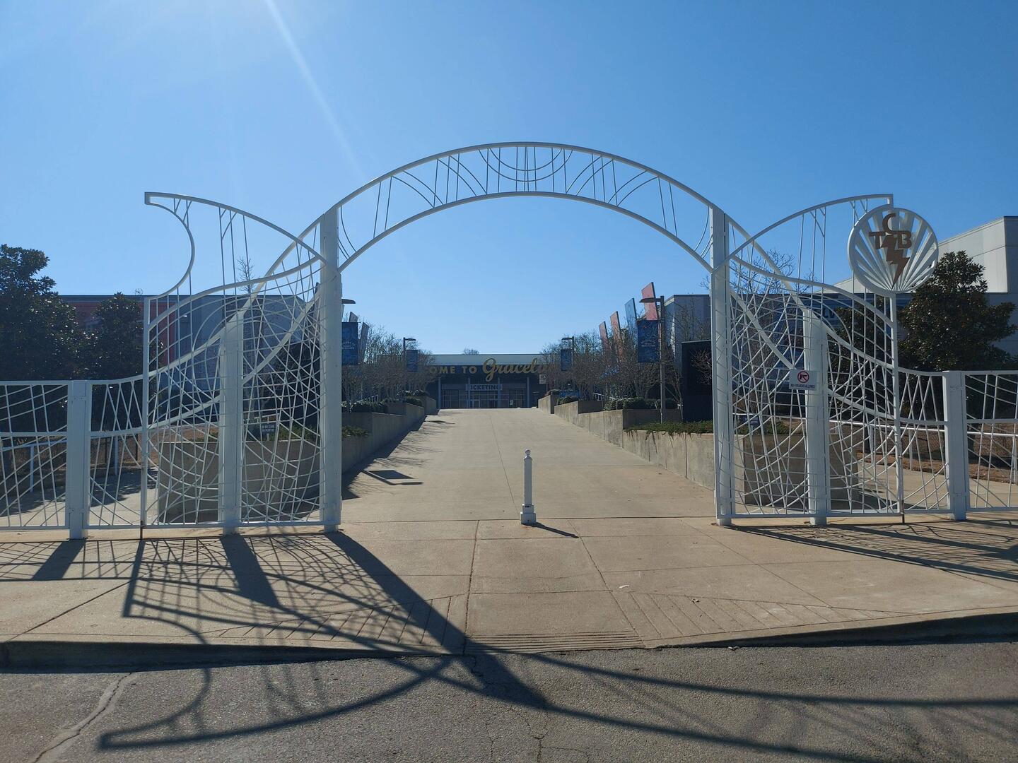 Tut mir leid, aber irgendwie kommt mir die Inschrift "Arbeit macht frei" in den Sinn 🫣
