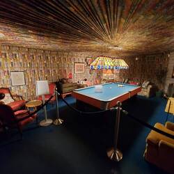 Das Billardzimmer im Keller.