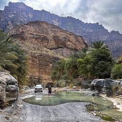 Hier testet Rainer ob uns keine böse Überraschung in der Pfütze erwartet