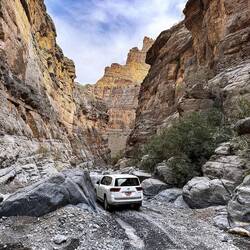 Neben den riesigen Bouldern sieht unser LandCruiser recht zierlich aus
