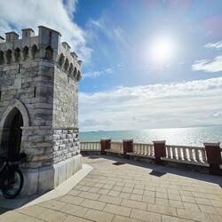 Pomol in na njem svetilnik...